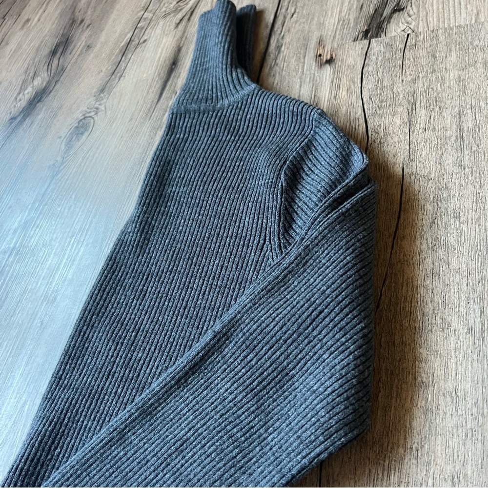 Link | Turtleneck Ribbed Sweater - Picture 9 of 10